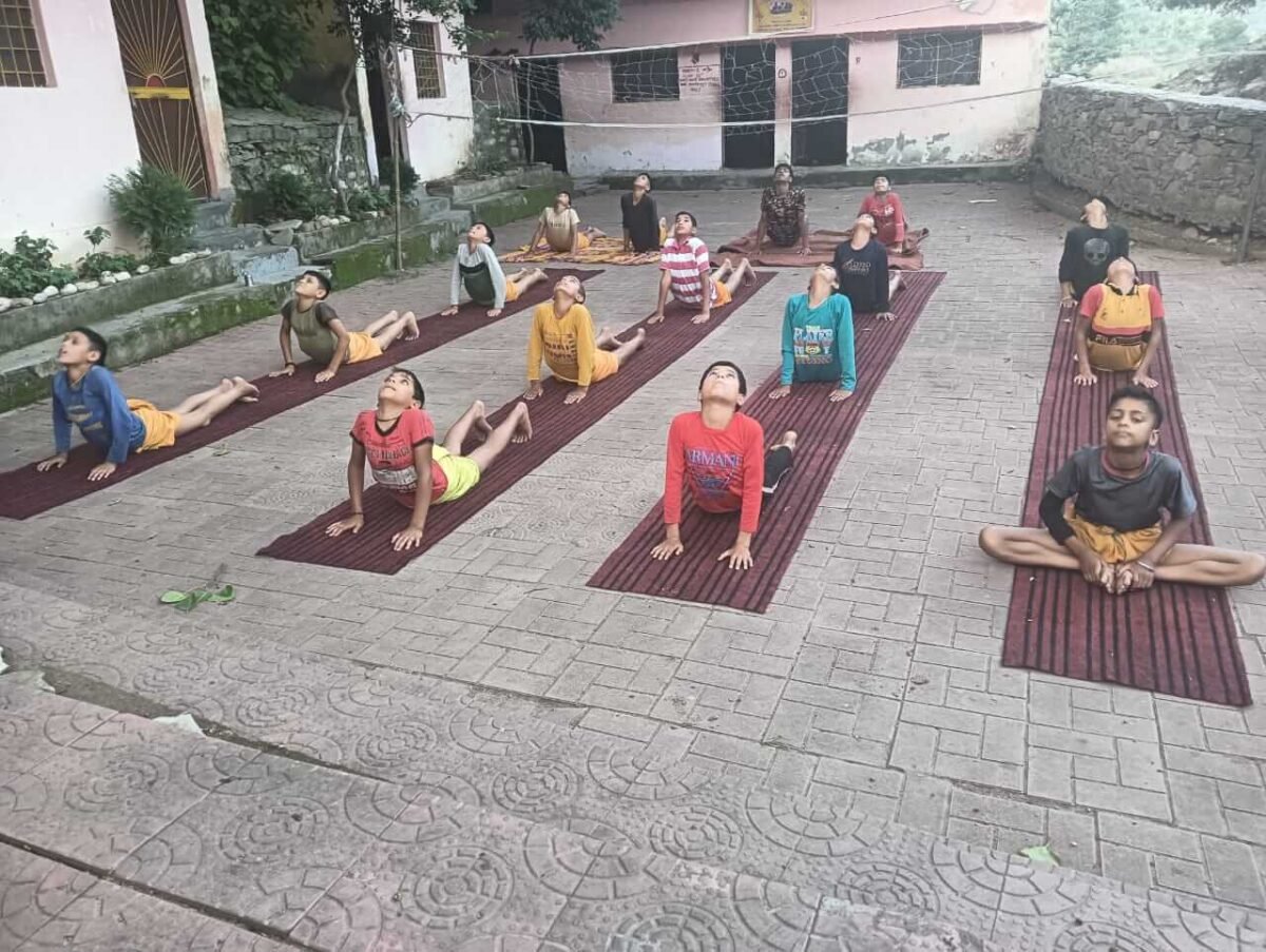 surya-namaskar-by-vidyalaya-students-1